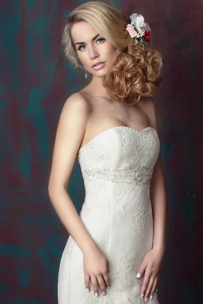 Novia con flores en el pelo . — Foto de Stock