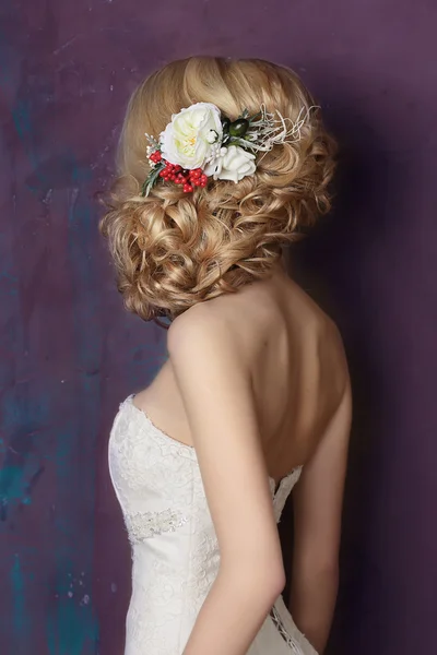 Styling hair with flowers. — Stock Photo, Image