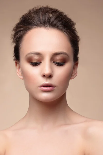 Mujer joven con maquillaje natural. — Foto de Stock