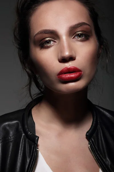 Retrato de mujer hermosa. — Foto de Stock