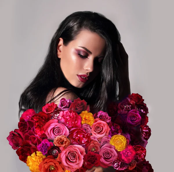 Retrato de una mujer con flores. —  Fotos de Stock
