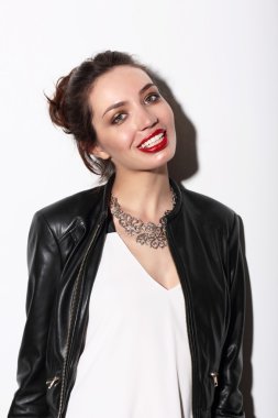 mutlu genç kadın gülüyor.