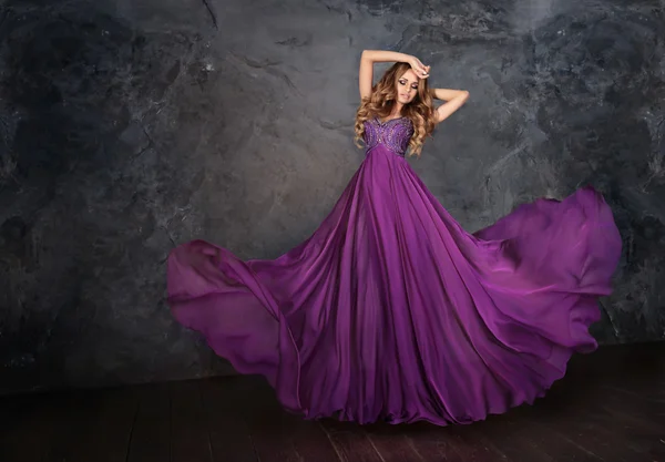 Μια γυναίκα σε ένα μοβ φόρεμα. — Φωτογραφία Αρχείου
