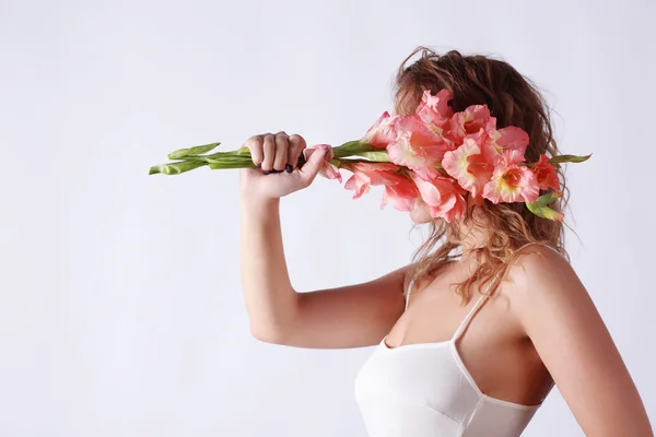 Frau mit Blumen. — Stockfoto