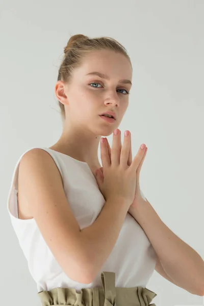 Retrato Una Chica Las Manos Están Dobladas Cerca Cara Mira —  Fotos de Stock