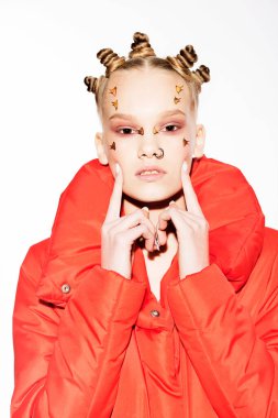 Bir kızın portresi, parmaklarını yanaklarında tutar. Yüzünde çiviler, burnunda piercingler. Gençlik alt kültürü