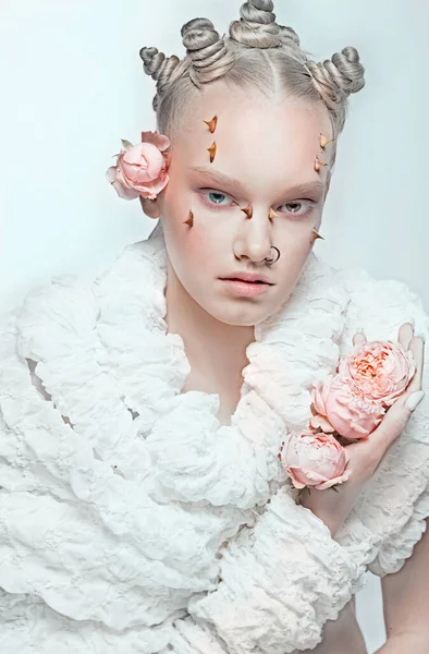 Portret Dziewczyny Makijaż Wielokolorowe Źrenice Oczu Kolce Twarzy Kolczyki Nosie — Zdjęcie stockowe