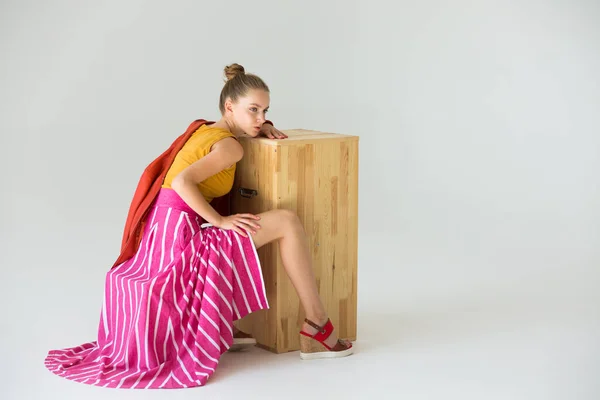 Kız Sırtüstü Oturuyor Tahta Bir Kutuya Yaslanıyor Giysiler Uzun Bir — Stok fotoğraf