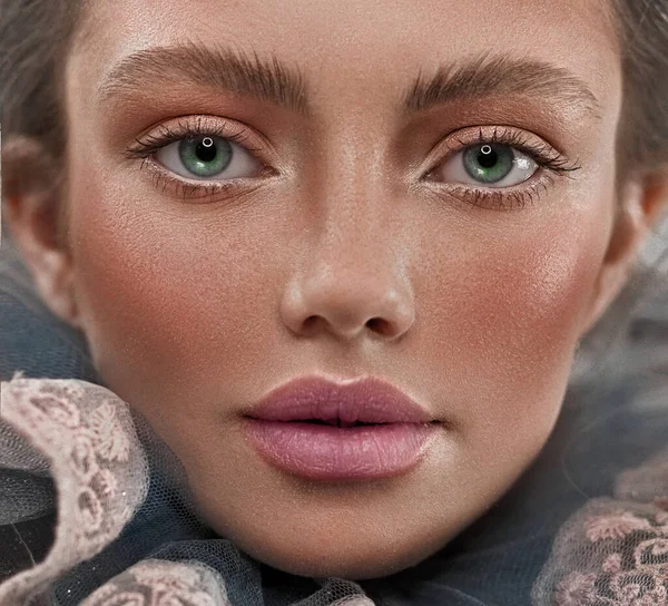 Retrato Uma Mulher Cara Perto Beleza Moda Olhos Verdes Lábios — Fotografia de Stock