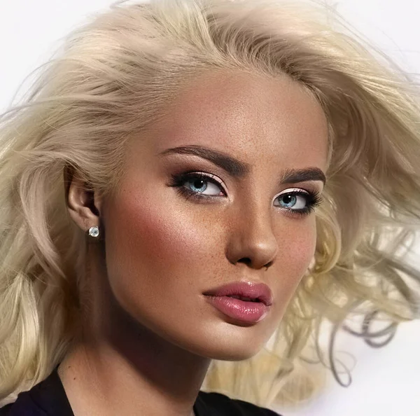 Retrato Mujer Cara Cerca Rubia Ojos Azules Maquillaje Provisional Moda —  Fotos de Stock