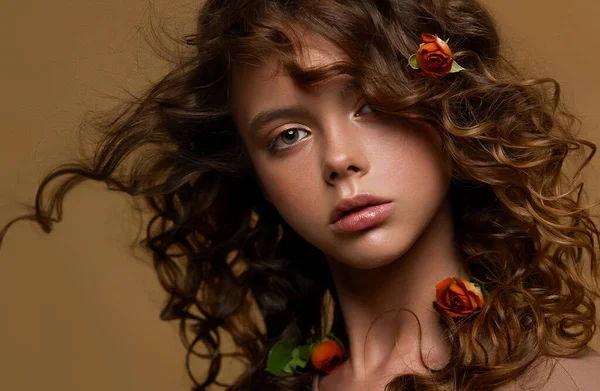 Portrait Une Adolescente Dans Les Cheveux Rose Cheveux Longs Bruns — Photo