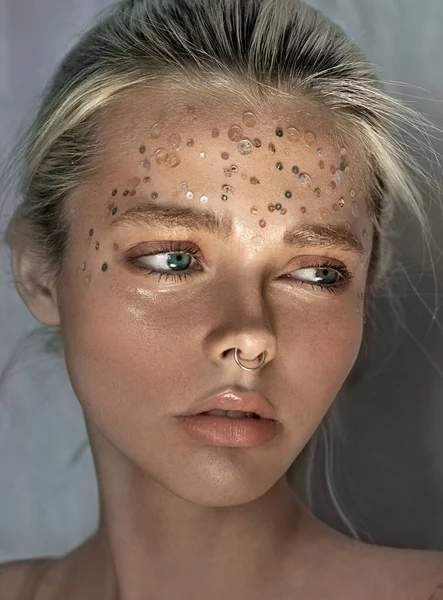 Nahaufnahme Porträt Eines Mädchens Pailletten Und Perlen Gesicht Konzept Nasenpiercing — Stockfoto