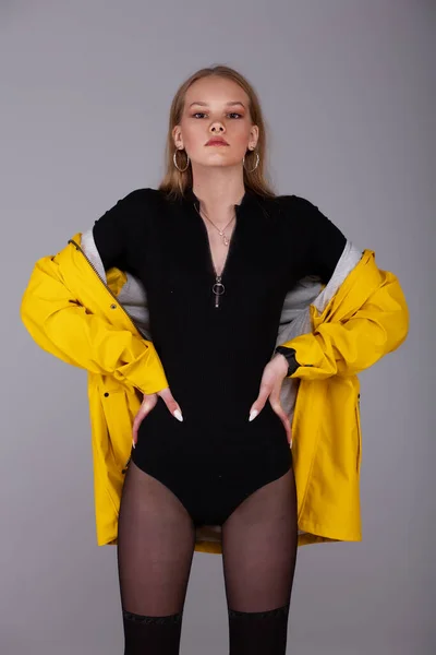 Seorang Gadis Dengan Jaket Hujan Kuning Dan Bodysuit Hitam Berpose — Stok Foto