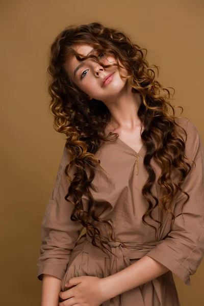 Genç Bir Kızın Portresi Bej Bir Elbise Içinde Stüdyoda Poz — Stok fotoğraf
