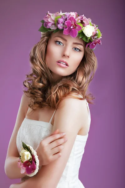 Mulher requintada com coroa de flores. Senhora elegante com cabelos crespos — Fotografia de Stock