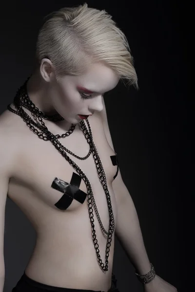 Counterculture. extravagantní nahá žena bederní s kovovým řetězem — Stock fotografie