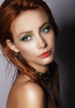 Glam. zarif genç kumral kadın. baş ve omuz portre