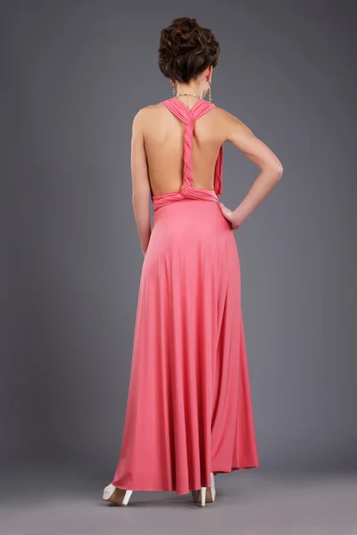 イブニング ・ ドレスで格好良い女性の背面図 — ストック写真