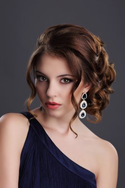 Elegance. şık Bayan taşıyan değerli mücevher - Platin eardrops ile