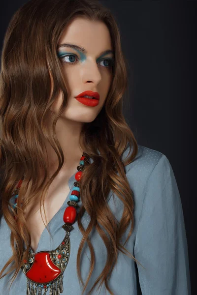 Genç kadın parlak bir makyaj ve kolye — Stok fotoğraf