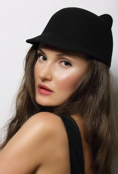 Portrait of Young Woman in Dark Hat — Stock Photo, Image