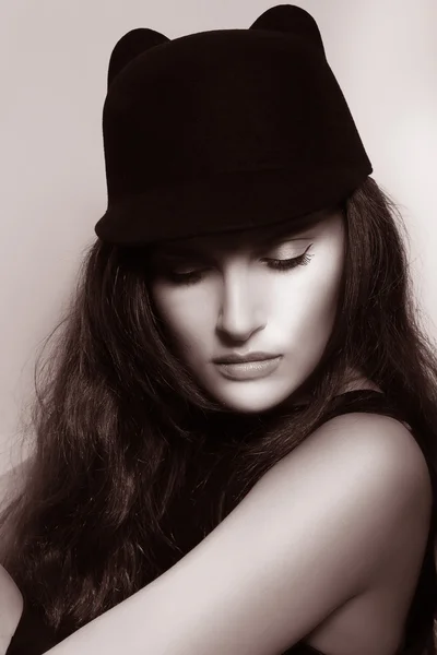 Elegância. Sofisticada senhora autêntica em chapéu retro — Fotografia de Stock