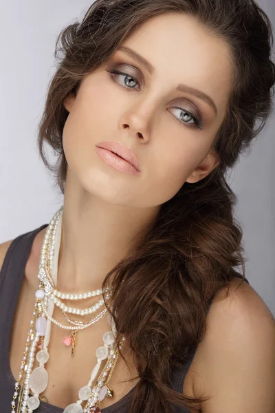 Přírodní bruneta s perlový náhrdelník s korálky — Stock fotografie