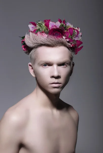 Fantasie. gestylte Albino-Mann mit Blumen — Stockfoto