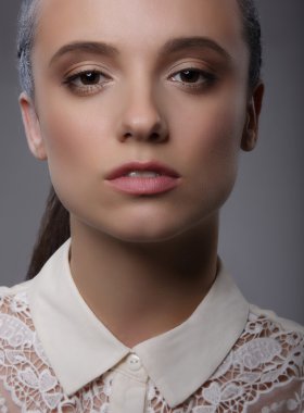 Zerafet. Beyaz dantel yaka ile lüks karizmatik Bayan