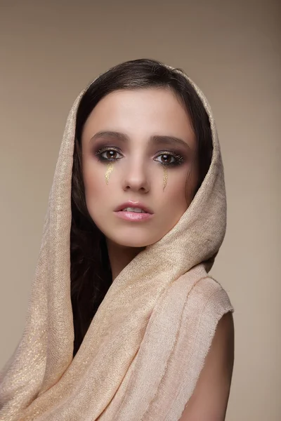 Stilering. Vrouw met gouden tranen. Art make-up — Stockfoto