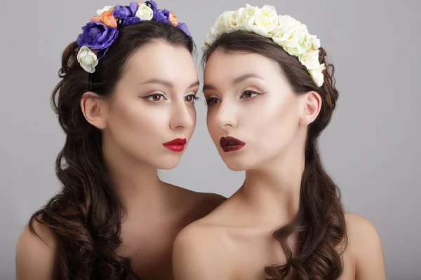 Inspiration.Two stijl vrouwtjes met kransen van bloemen — Stockfoto