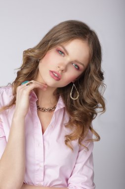 Duygusallık. Pembe bluz süsleme ile şık Bayan