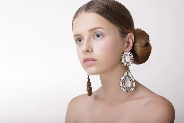 Du luxe. Femme sophistiquée avec boucles d'oreilles perlées avec diamants — Photo