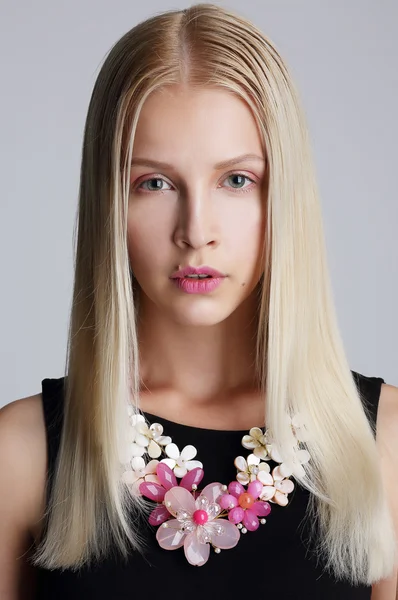 Ornamentation. Snazzy Blond Woman with Floral Necklace — Stock Photo, Image