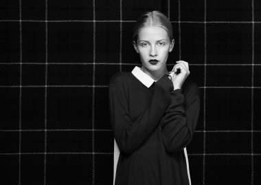 Glam. Çekici kadın Hipster gölgelerde poz