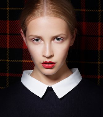 Beyaz yakalı şık karizmatik erkek