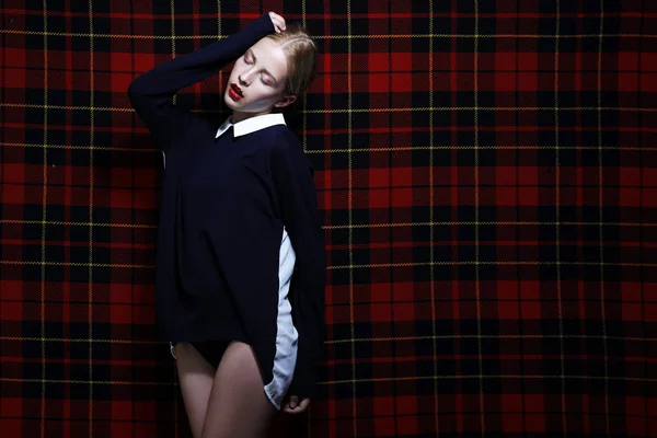 Damalı geometrik arka plan üzerinde zarif kadın