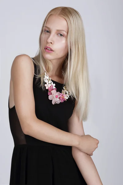 Prachtige blonde vrouw met bloemrijke ketting — Stockfoto