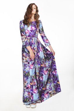 Minimalizm. Basitlik. Beyaz arka plan üzerinde renkli ışık Sundress kadında