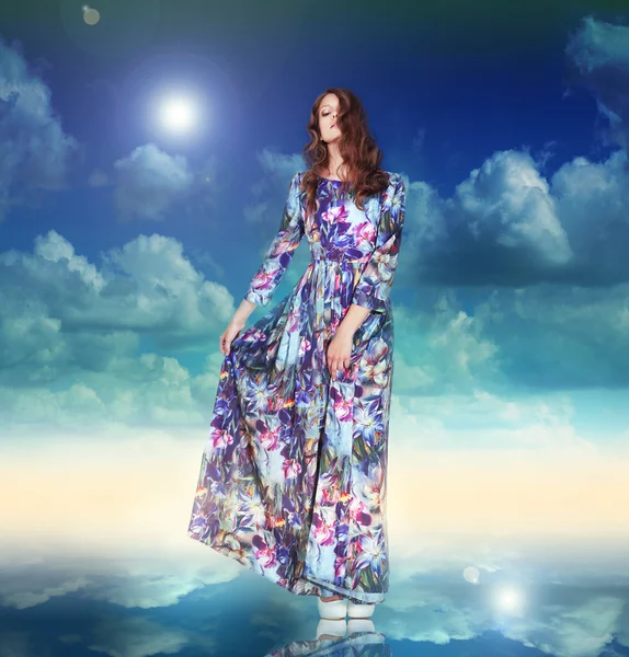 想像力。光のドレスを着た女性は雲の中でホバーリング — ストック写真