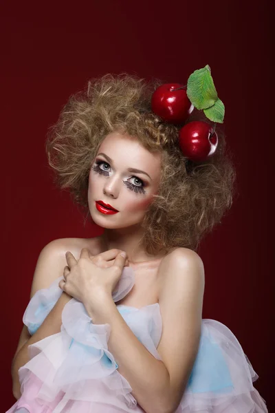 Artistry. Styled Woman with Two Apples on her Head — Stock Photo, Image