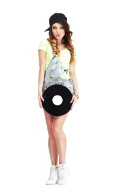 Tam uzunlukta Kepi ve vinil kaydı ile kot kadın portresi