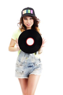 sevimli genç kadın vinil kaydını tutan kot şort
