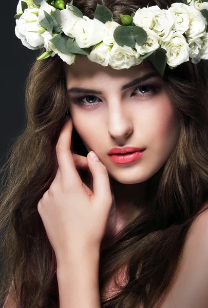 Retrato de mulher linda com grinalda de flores — Fotografia de Stock