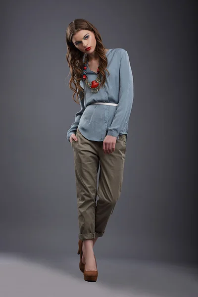 Studio Shot de moda modelo de moda en pantalones y blusa —  Fotos de Stock
