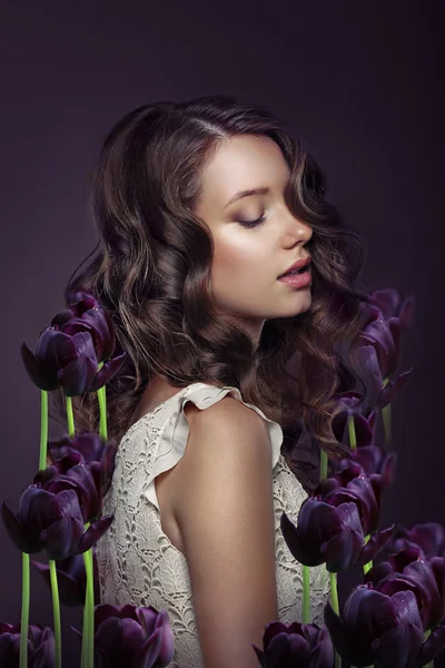 Fantasie. Portret van een jonge vrouw met Violet tulpen — Stockfoto