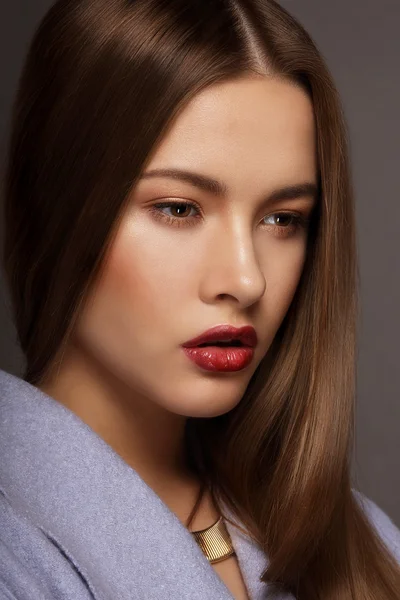 Vogue tarzı. Genç lüks lüks kadın portresi