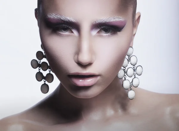 Glamour. Trendig kvinna med pärl örhängen — Stockfoto