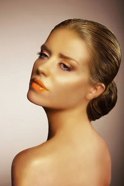 Retrato de ouro pintado feminino lindo — Fotografia de Stock
