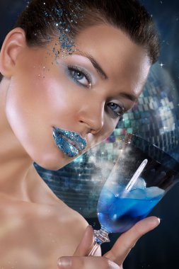 Mavi makyaj ve bardağı kadın ile